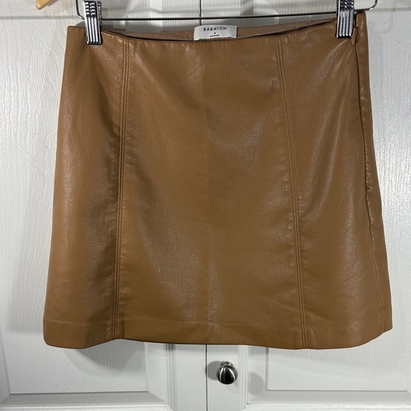 Babaton modern faux vegan Leather Mini Skirt - Picture 4 of 9